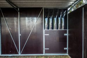 Fahrbare Weidehütte Varimobil VPL (5 × 5 m) mit Streifenvorhang für Pferde – Detailansicht der Konstruktion