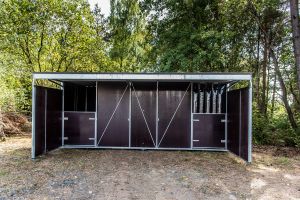 Fahrbare Weidehütte Varimobil VPL (5 × 5 m) mit Streifenvorhang für Pferde – Gesamtansicht auf der Koppel