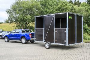 Fahrbare Weidehütte Varimobil XS (2,5 × 3,75 m) für Pferde – auf der Pferdeweide