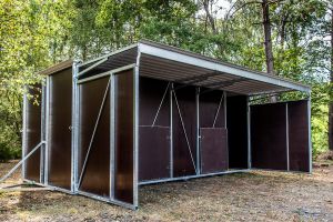 Fahrbare Weidehütte Varimobil VPL (5 × 5 m) mit Streifenvorhang für Pferde – Eingang mit Streifenvorhang