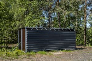 Fahrbare Weidehütte Varimobil DLV (7 × 6 m, mit 2 Vordächern) für Pferde – im Herbst auf der Weide