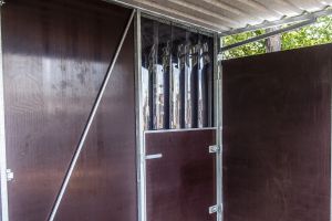 Fahrbare Weidehütte Varimobil VPL (5 × 5 m) mit Streifenvorhang für Pferde – Detailansicht der Konstruktion (Ansicht 3)