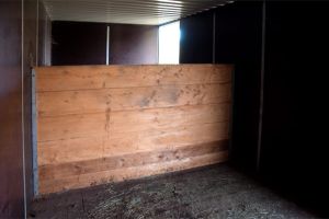 Fahrbare Weidehütte Varimobil S (2,5 × 6 m) für Pferde – Innenansicht