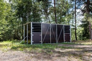 Fahrbare Weidehütte Varimobil S (2,5 × 6 m) für Pferde – Ansicht von vorne