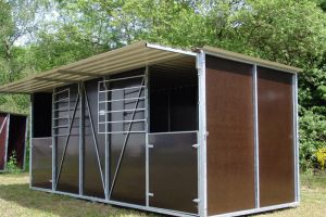 Fahrbare Weidehütte Varimobil S (2,5 × 6 m) für Pferde – Seitenwand mit Fenster
