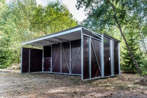 Fahrbare Weidehütte Varimobil VPL (5 × 5 m) mit Streifenvorhang für Pferde – Seitenansicht mit Streifenvorhang (Ansicht 2)