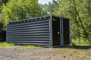 Fahrbare Weidehütte Varimobil DLV (7 × 6 m, mit 2 Vordächern) für Pferde – auf der Sommerweide