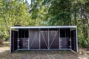 Fahrbare Weidehütte Varimobil VPL (5 × 5 m) mit Streifenvorhang für Pferde – Streifenvorhang als Insekten- und Windschutz (Ansicht 2)