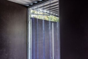 Fahrbare Weidehütte Varimobil VPL (5 × 5 m) mit Streifenvorhang für Pferde – Ansicht von vorne (Ansicht 3)