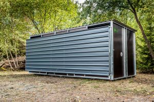 Fahrbare Weidehütte Varimobil VPL (5 × 5 m) mit Streifenvorhang für Pferde – auf der Sommerweide