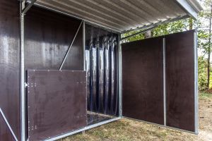 Fahrbare Weidehütte Varimobil VPL (5 × 5 m) mit Streifenvorhang für Pferde – Gesamtansicht auf der Koppel (Ansicht 3)
