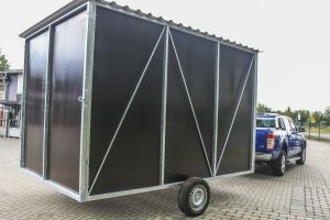 Fahrbare Weidehütte Varimobil XS (2,5 × 3,75 m) für Pferde – Ansicht von vorne