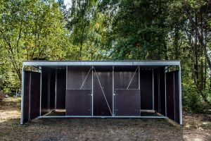 Fahrbare Weidehütte Varimobil VPL (5 × 5 m) mit Streifenvorhang für Pferde – auf der Pferdeweide (Ansicht 2)