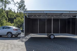 Fahrbare Weidehütte Varimobil LV (5 × 6 m, mit Vordach) für Pferde – Ansicht von vorne