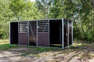 Fahrbare Weidehütte Varimobil S (2,5 × 6 m) für Pferde – auf der Sommerweide