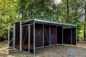 Fahrbare Weidehütte Varimobil VPL (5 × 5 m) mit Streifenvorhang für Pferde – Seitenansicht mit Streifenvorhang