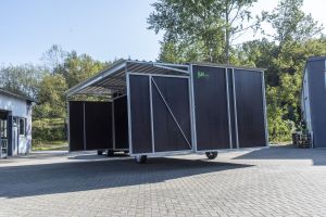 Fahrbare Weidehütte Varimobil LV (5 × 6 m, mit Vordach) für Pferde – Seitenansicht