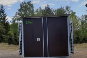 Fahrbare Weidehütte Varimobil DLV (7 × 6 m, mit 2 Vordächern) für Pferde – beim Transport am Anhänger (Ansicht 2)