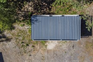 Fahrbare Weidehütte Varimobil DLV (7 × 6 m, mit 2 Vordächern) für Pferde – Luftaufnahme von oben