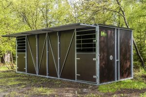 Fahrbare Weidehütte Varimobil XL (3 × 7 m) für Pferde – Seitenansicht