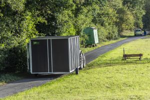 Fahrbare Weidehütte Varimobil LV (5 × 6 m, mit Vordach) für Pferde – auf der Pferdeweide