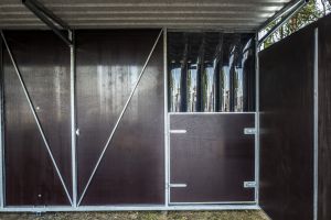 Fahrbare Weidehütte Varimobil VPL (5 × 5 m) mit Streifenvorhang für Pferde – Seitenansicht mit Streifenvorhang (Ansicht 3)