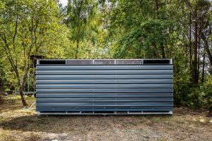 Fahrbare Weidehütte Varimobil VPL (5 × 5 m) mit Streifenvorhang für Pferde – Streifenvorhang als Insekten- und Windschutz