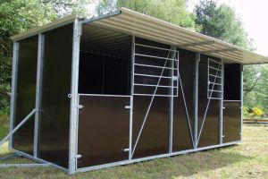 Fahrbare Weidehütte Varimobil S (2,5 × 6 m) für Pferde – Seitenansicht