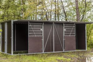 Fahrbare Weidehütte Varimobil XL (3 × 7 m) für Pferde – auf der Pferdeweide