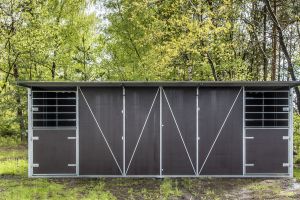 Fahrbare Weidehütte Varimobil XL (3 × 7 m) für Pferde – Ansicht von vorne