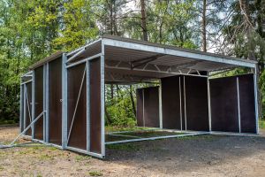 Fahrbare Weidehütte Varimobil DLV (7 × 6 m, mit 2 Vordächern) für Pferde – Ansicht von vorne