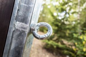 Fahrbare Weidehütte Varimobil VPL (5 × 5 m) mit Streifenvorhang für Pferde – auf der Pferdeweide (Ansicht 3)