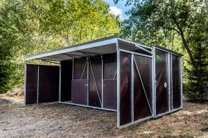 Fahrbare Weidehütte Varimobil VPL (5 × 5 m) mit Streifenvorhang für Pferde – Ansicht von der Seite