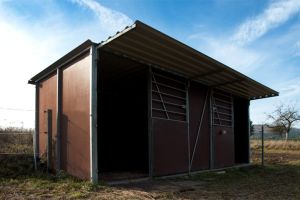 Fahrbare Weidehütte Varimobil S (2,5 × 6 m) für Pferde – auf der Pferdeweide