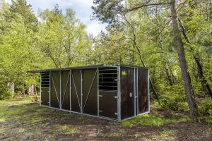 Fahrbare Weidehütte Varimobil XL (3 × 7 m) für Pferde – auf der Sommerweide