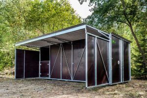 Fahrbare Weidehütte Varimobil VPL (5 × 5 m) mit Streifenvorhang für Pferde – auf der Pferdeweide
